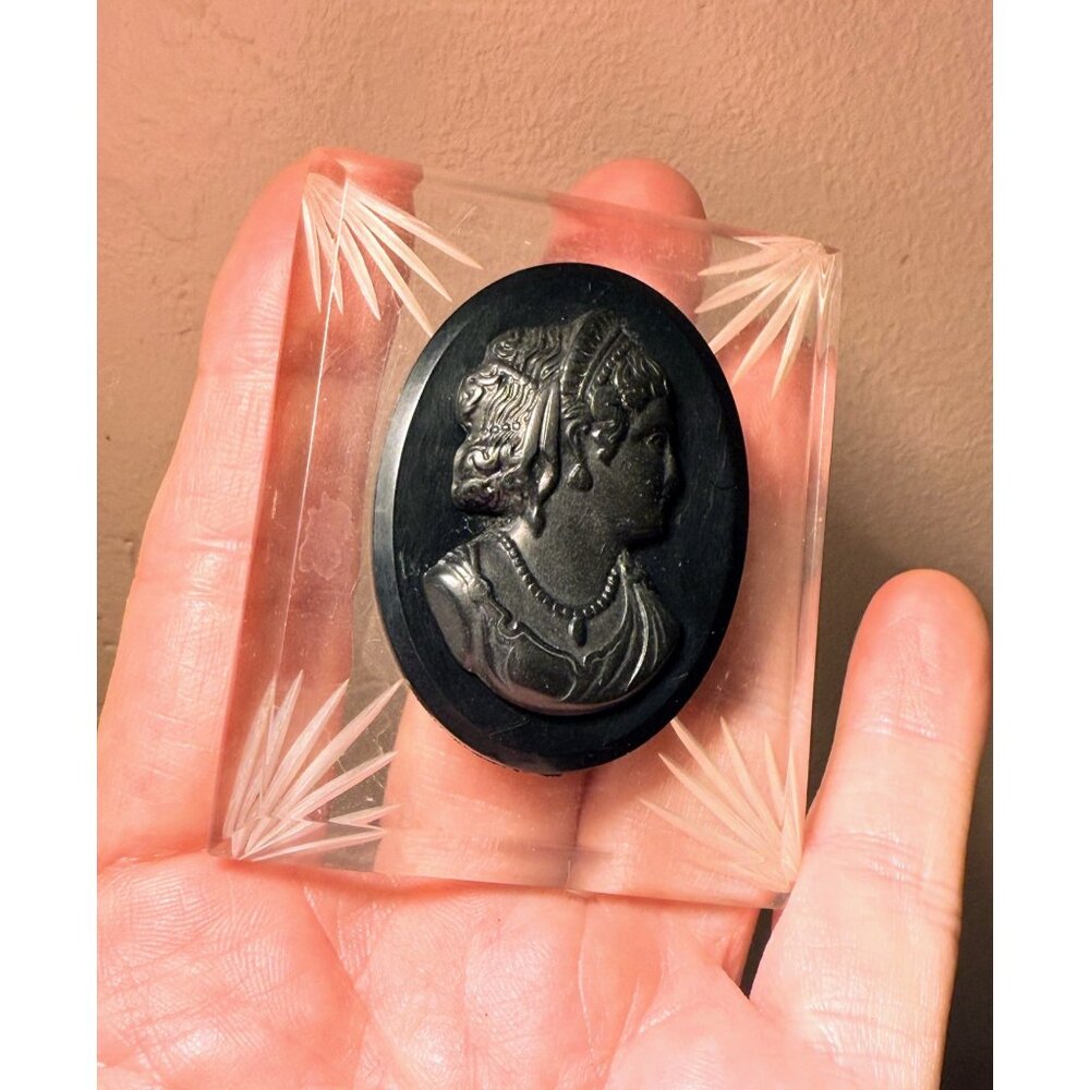 Vintage 40's Cameo Statement Brooch Carved Clear Black Lucite 2.5x2" - Picture 5 of 7